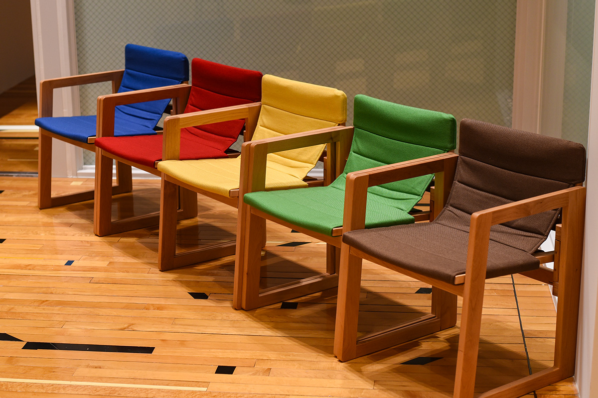 会場にはロゴデザインをモチーフにした５色の椅子も