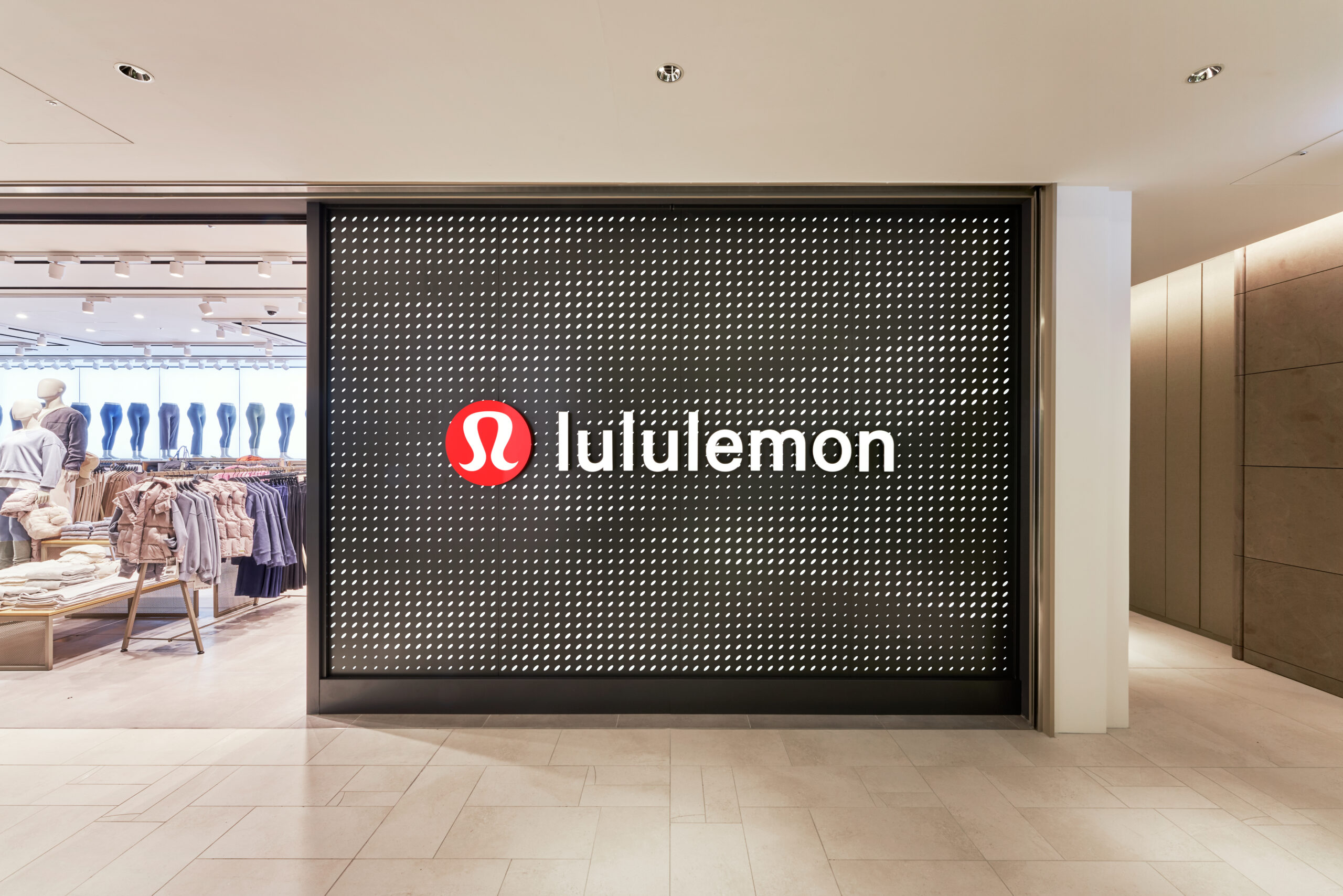 ルルレモン ロングダウン麻布台ヒルズ限定/完売品 数量限定のノベルティも。「ルルレモン」が麻布台ヒルズにオープン！