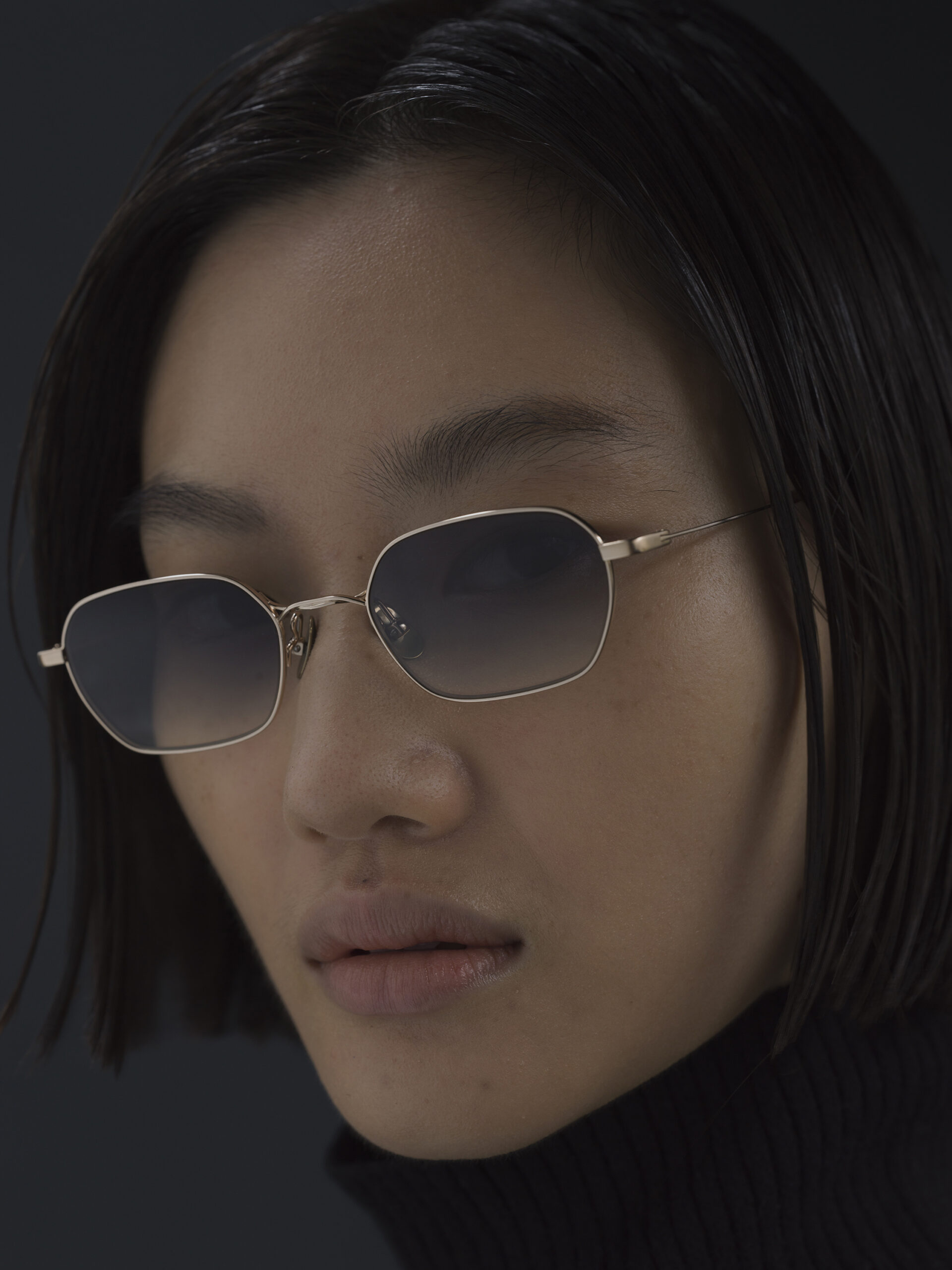 アクセサリー ISSEY MIYAKE : BONE SERIES IX ブリッジ部分で交差する2本のラインが魅力的なアイウェア。BONE